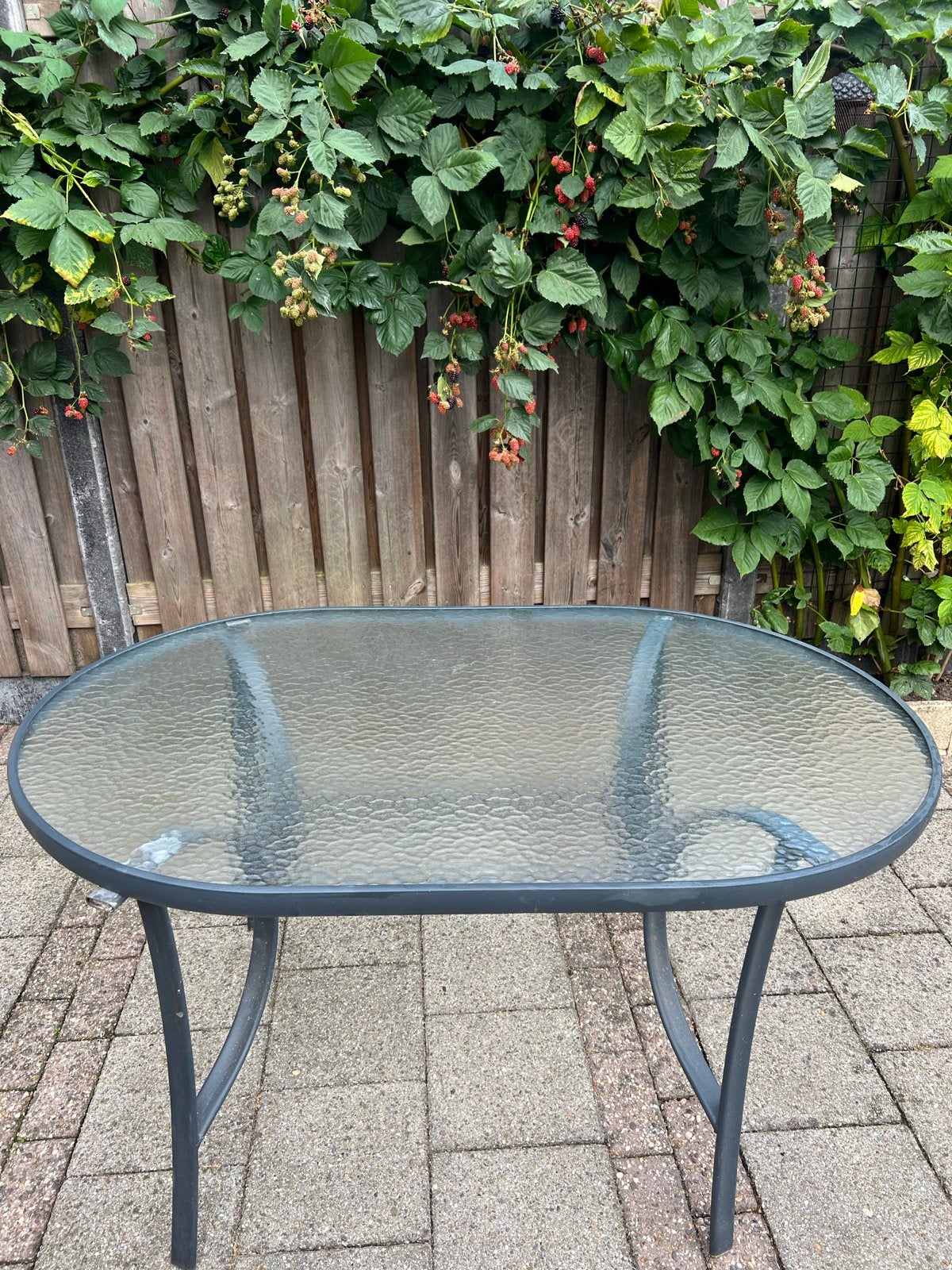 Ovale tuintafel met glazen blad 140x90x70 cm, Ophalen, Gebruikt, Ovaal, Metaal