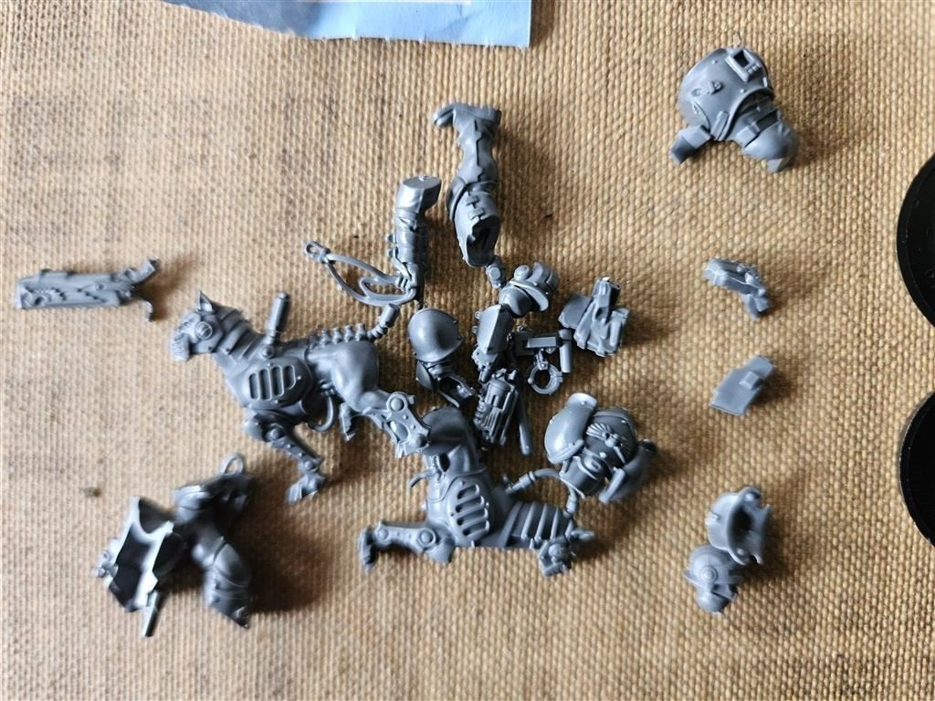 Diverse onderdelen Warcraft poppetjes, Hobby en Vrije tijd, Wargaming, Ophalen of Verzenden, Zo goed als nieuw, Warhammer