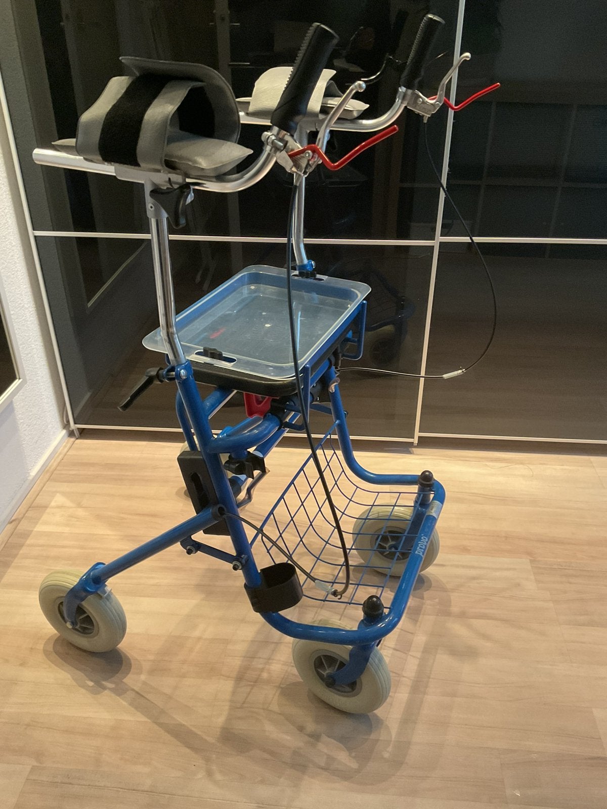 Nette Provo armschalen rollator met dienblad, Diversen, Rollators, Ophalen, Opvouwbaar