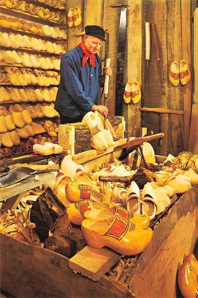 Holland, Klompenmaker in zijn werkplaats, Ophalen of Verzenden, 1980 tot heden, Ongelopen, Zuid-Holland