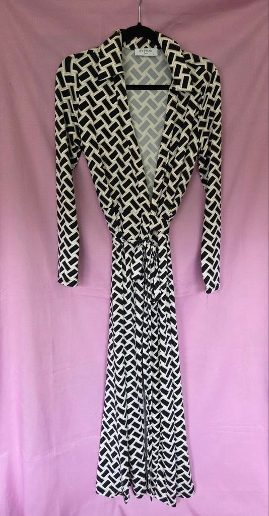BY SWAN Paris wikkeljurk met geometrische print, Kleding | Dames, Jurken, Zwart, BY SWAN Paris, Maat 42/44 (L), Ophalen of Verzenden