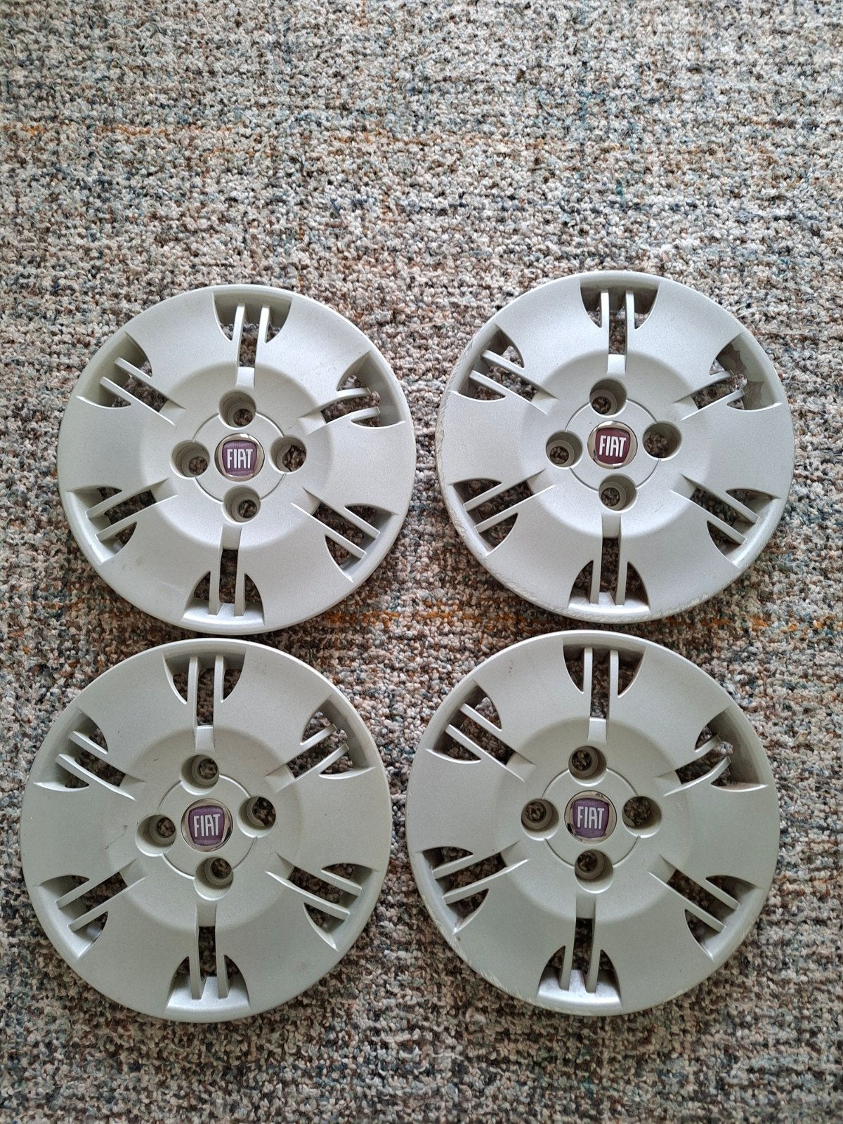 Fiat Panda Vier Originele Wieldeksels Rood Logo 14 Inch, Ophalen of Verzenden, Gebruikt