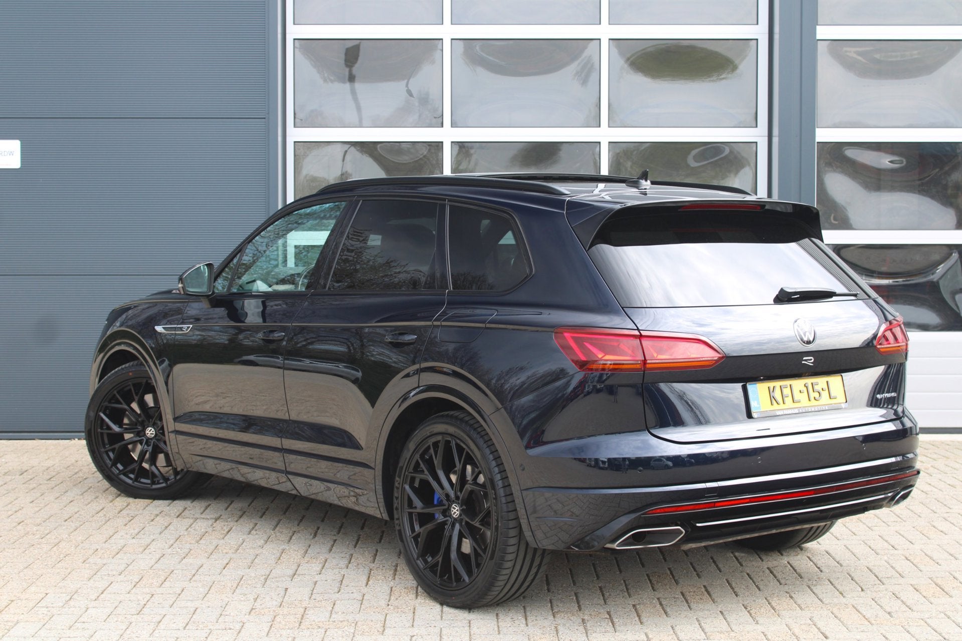 Volkswagen Touareg 3.0 TSi eHybrid 462pk 4MOTION R | Pano |, Auto's, Volkswagen, Automaat, Gebruikt, Zwart, 2995 cc