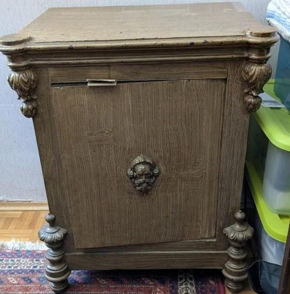 Antieke stalen brandkast/kluis met decoratieve details, Ophalen