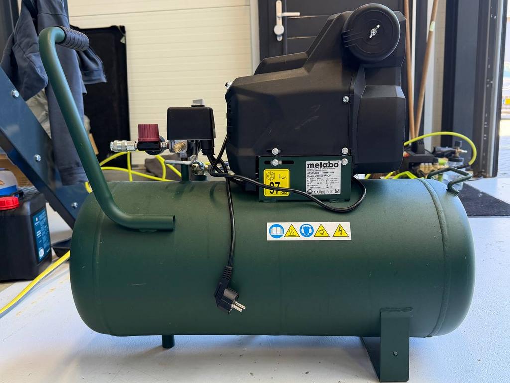 Metabo Basic 250-50 W OF Compressor - Zo goed als nieuw, Doe-het-zelf en Verbouw, 6 tot 10 bar, Ophalen of Verzenden, Zo goed als nieuw