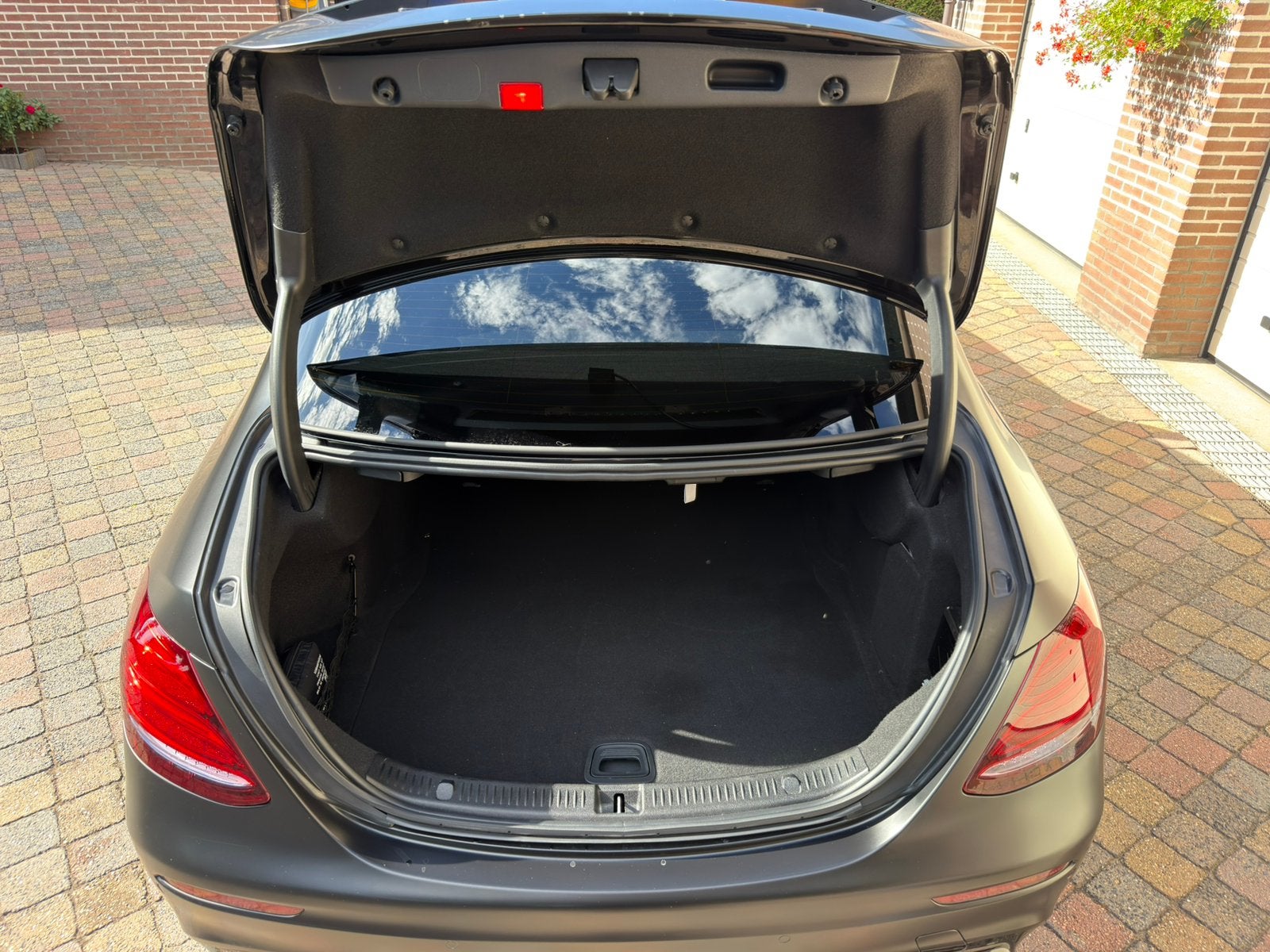 Foto 22 van Mercedes-Benz E 200 | BRABUS/AMG styling | MAT ZWART |