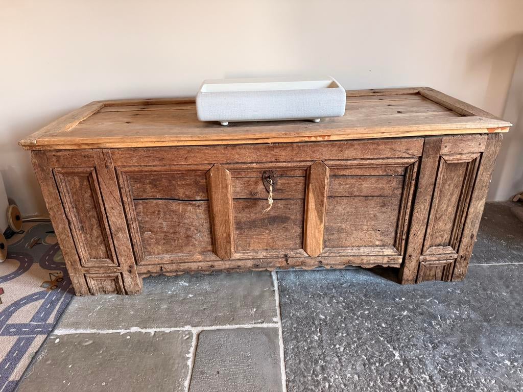 Antieke dekenkist / dressoir van massief hout, Ophalen