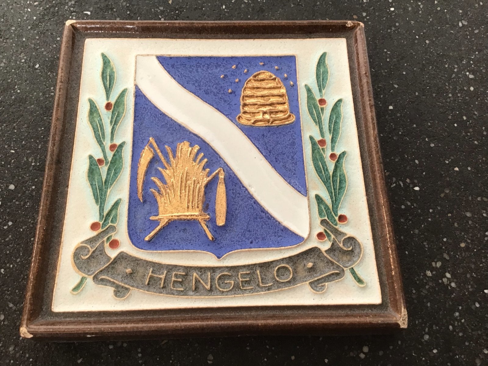 Porceleyne Fles Cloisonne Tegel - Wapen van Hengelo, Antiek en Kunst, Ophalen of Verzenden