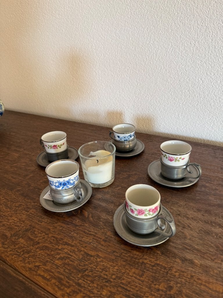 Kop en tinnen schotel, Ophalen