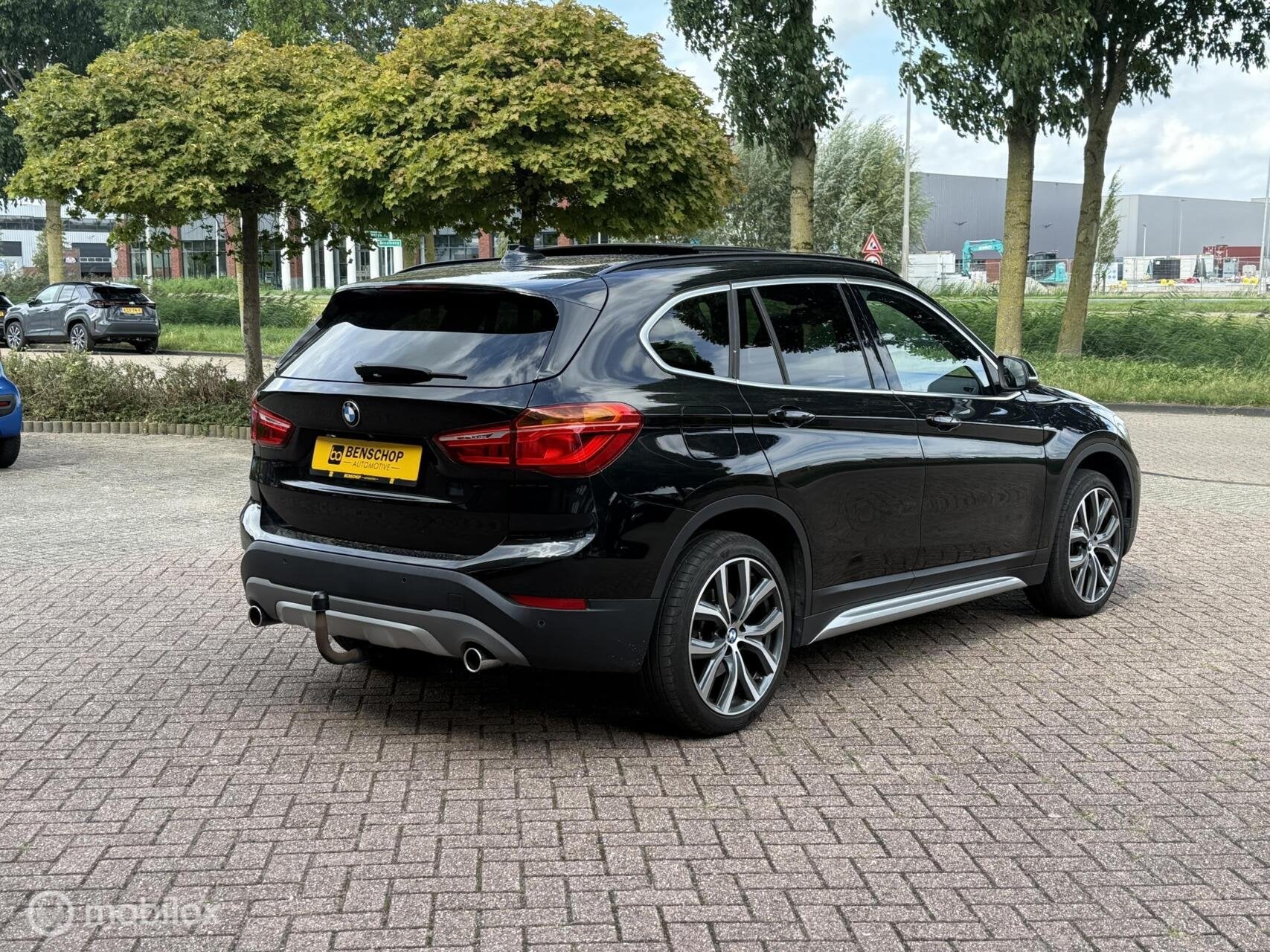 BMW X1 xDrive20i Xline Panodak Navi Carplay Memory Leer Came, 1998 cc, Zwart, Leder en Stof, Zwart