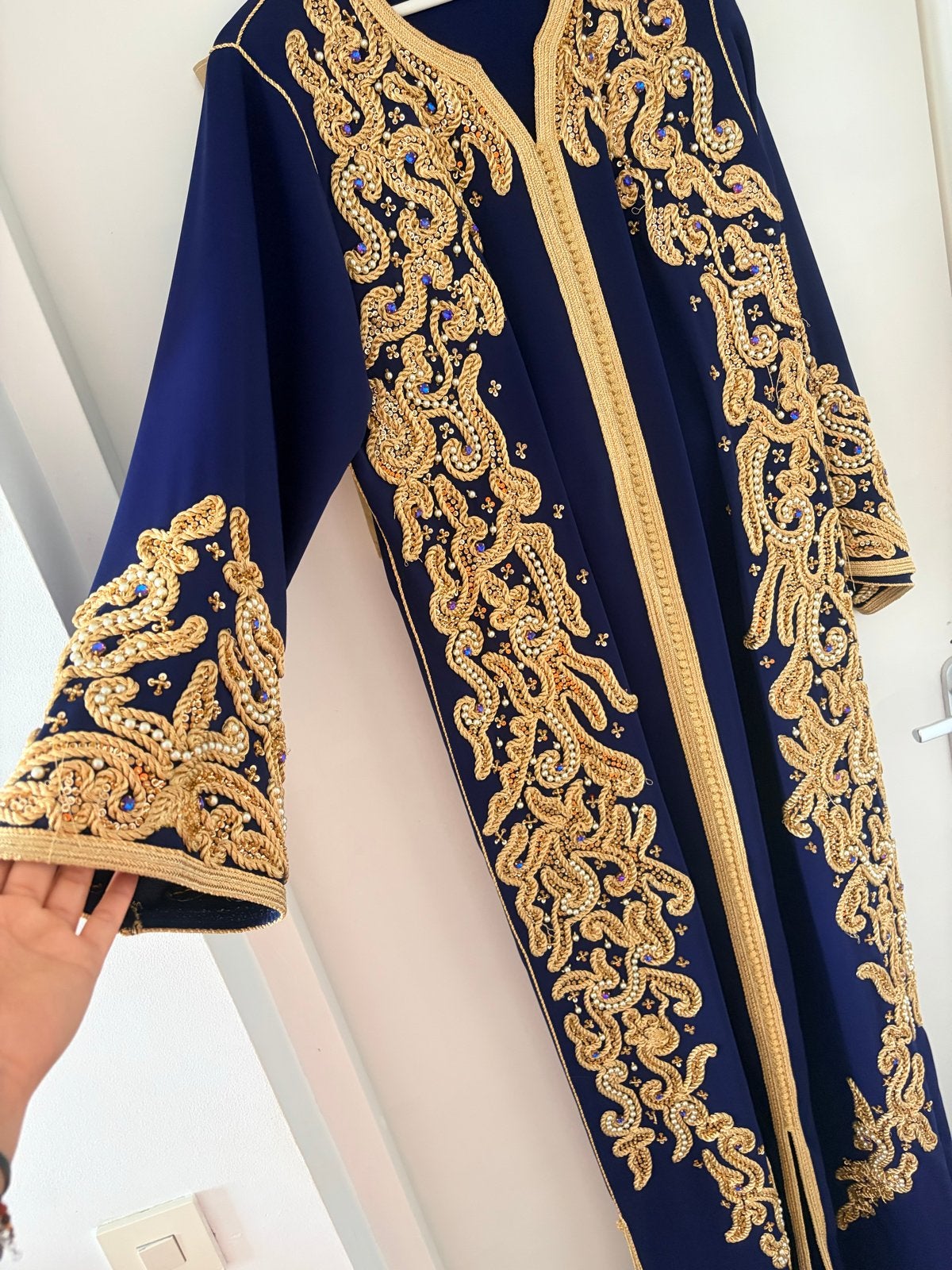 Luxe Donkerblauwe Kaftan/Takchita met Gouden Borduurwerk, Ophalen, Blauw, Maat 42/44 (L), Zo goed als nieuw