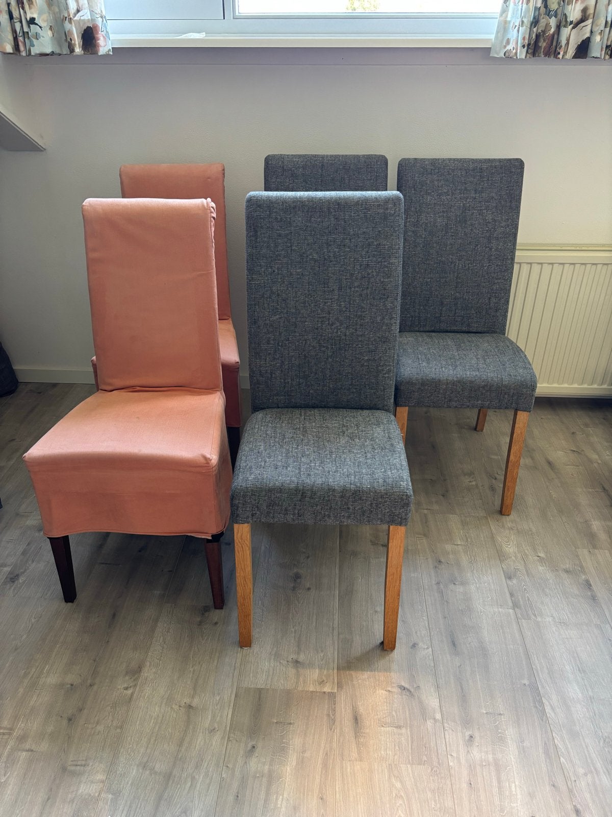 5 eetkamerstoelen, 3x grijs en 2x oranje/ zalm, Ophalen, Gebruikt, Vijf, Zes of meer stoelen, Stof
