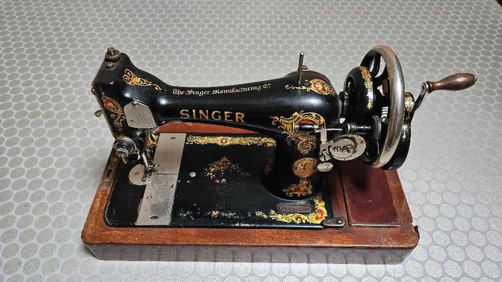 Vintage Singer handnaaimachine met houtenkap, Ophalen