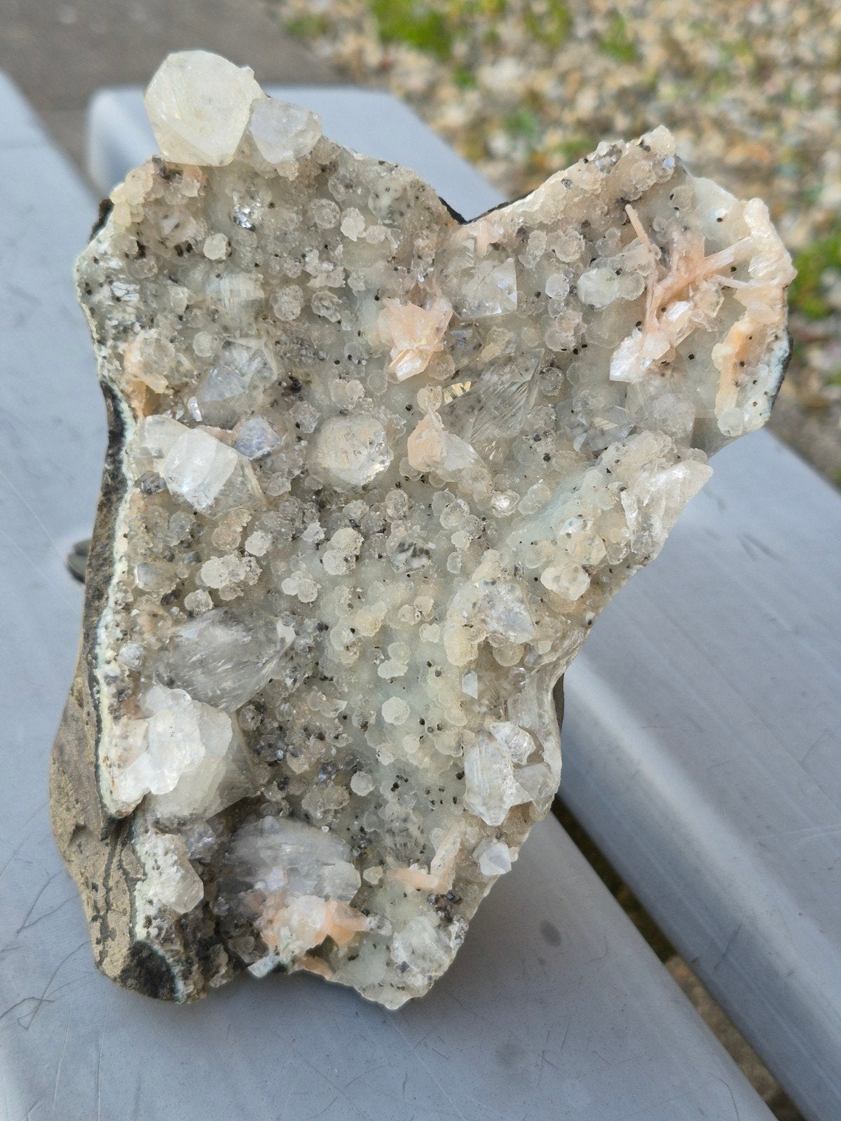 Staand stuk witte chalcedoon met stilbiet en apofyliet, Ophalen of Verzenden