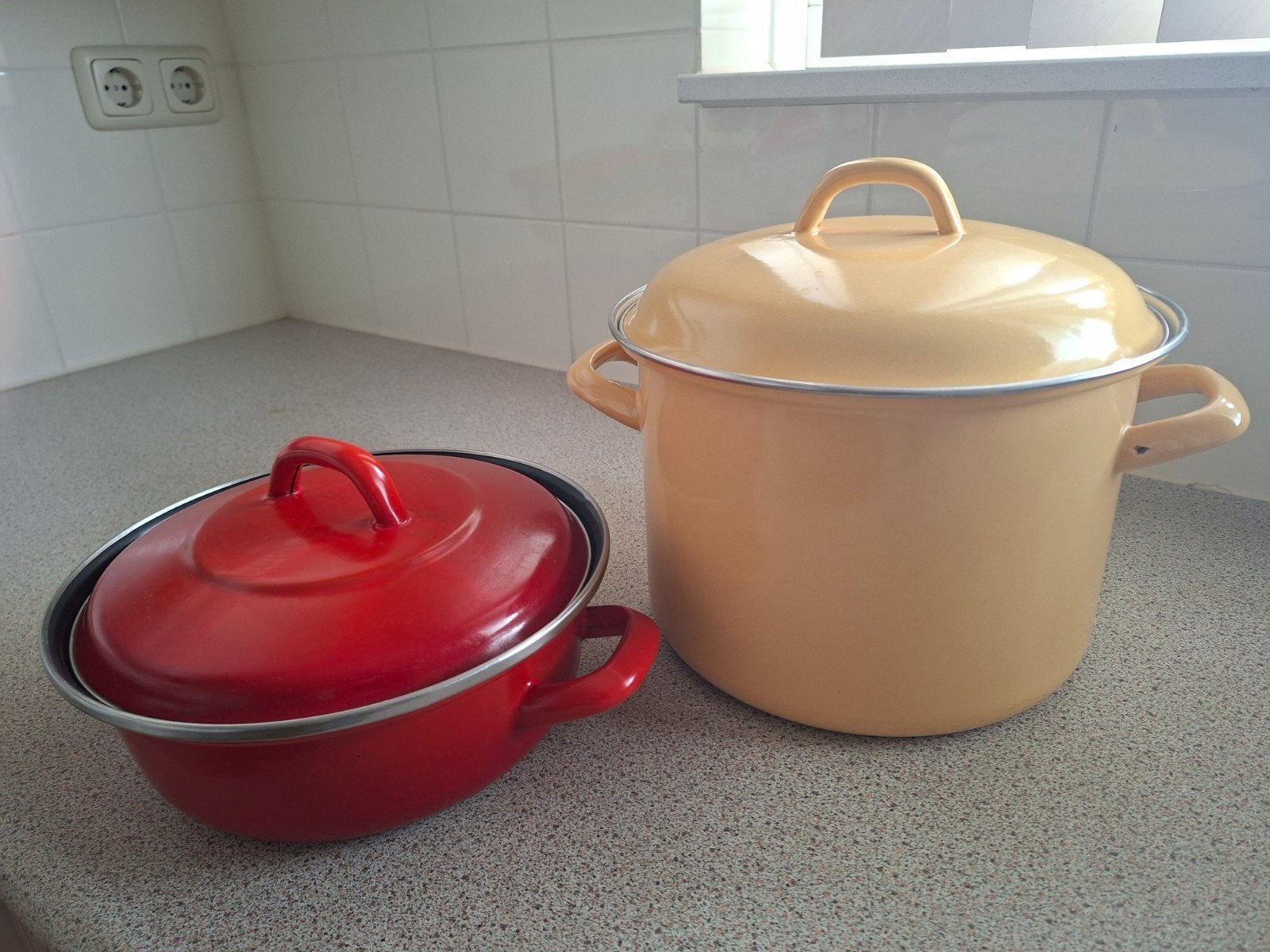 Emaille pannen set: rode en beige kookpan, Huis en Inrichting, Keuken | Potten en Pannen, Ophalen, Gebruikt, Pannenset, Met deksel