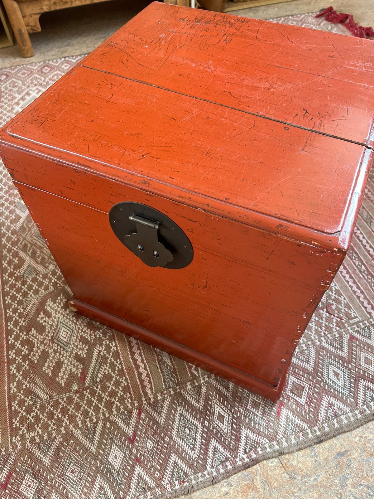 Antieke Chinese bruidskist - Rood gelakt hout, Antiek en Kunst, Ophalen