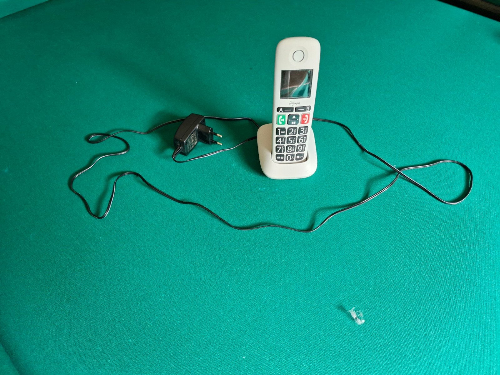 Draadloze telefoon met grote toetsen en oplader, Telecommunicatie, Vaste telefoons | Handsets en Draadloos, Ophalen of Verzenden
