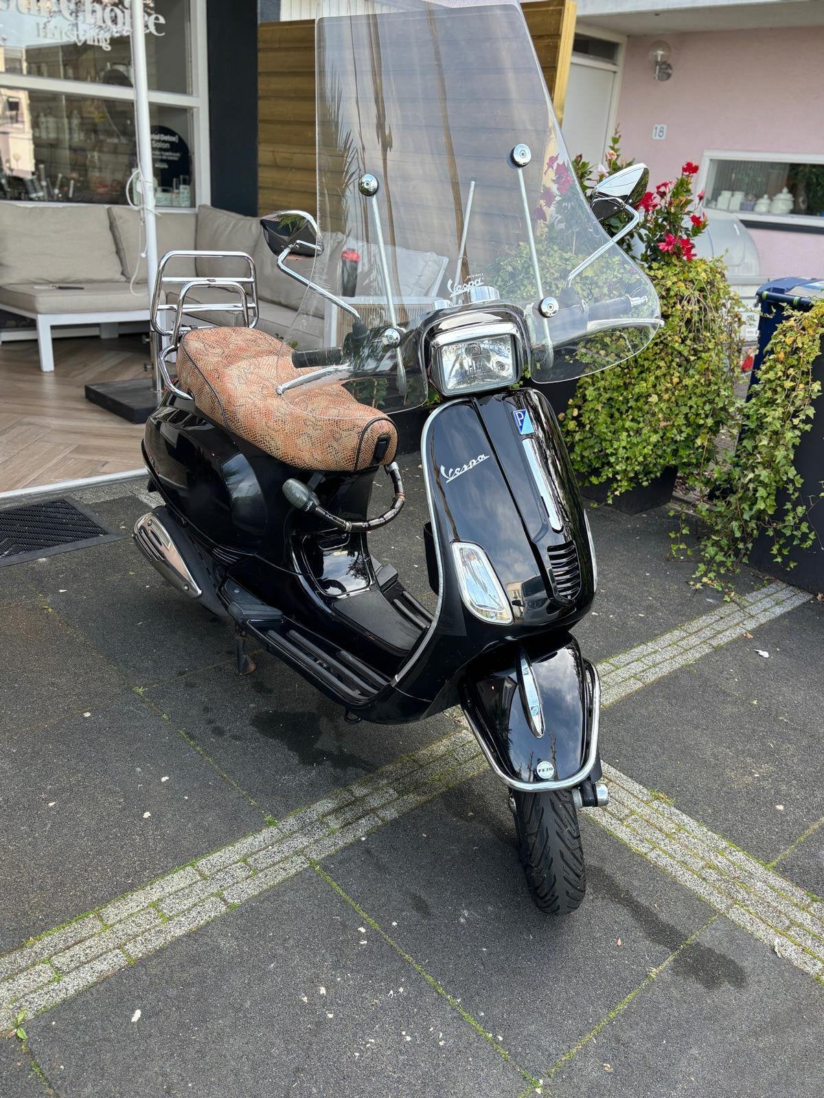 Vespa S50 4T full options (snorscooter Blauwe kenteken), Fietsen en Brommers, Ophalen of Verzenden, Zo goed als nieuw, Benzine
