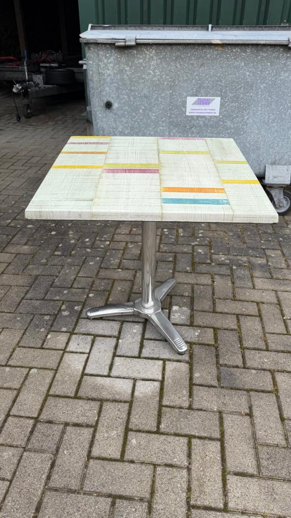 Gratis tafeltje met metalen poot, Ophalen, Minder dan 50 cm, Gebruikt, Vierkant
