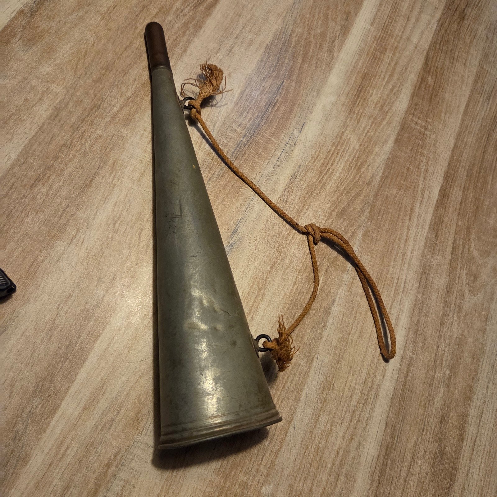Vintage metalen toeter met touw - Decoratief item, Ophalen