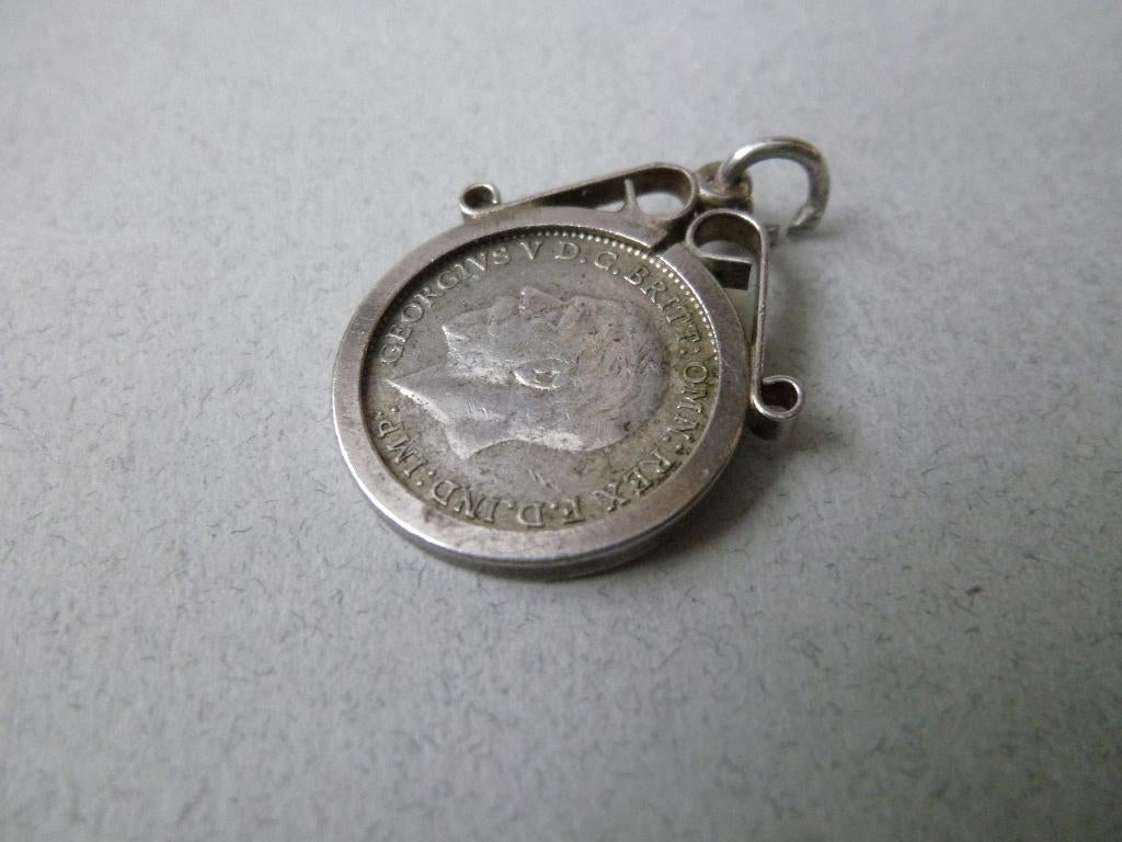 Oude bedel zilver Munthanger met Three Pence 1935 Engeland, Verzenden, Zilver, Hanger
