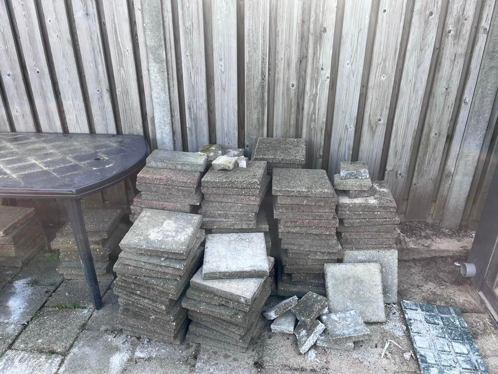 Gratis af te halen: circa 90 gebruikte tegels 30x30x4/5, Gebruikt, Ophalen of Verzenden, 10 m² of meer, Beton