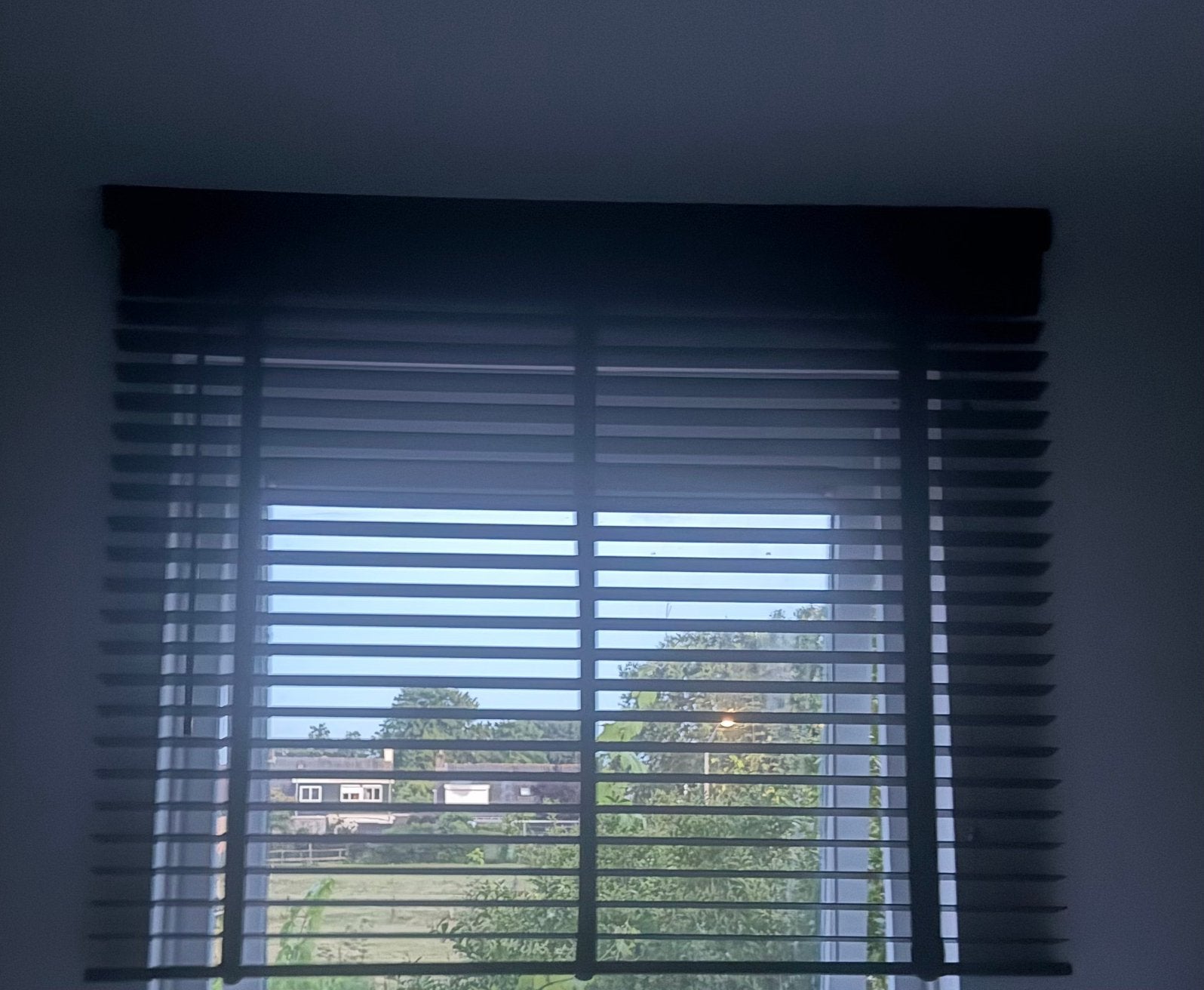 Zwarte houten jaloezieën 140 x 112 cm, Huis en Inrichting, Ophalen, Zo goed als nieuw, Jaloezie
