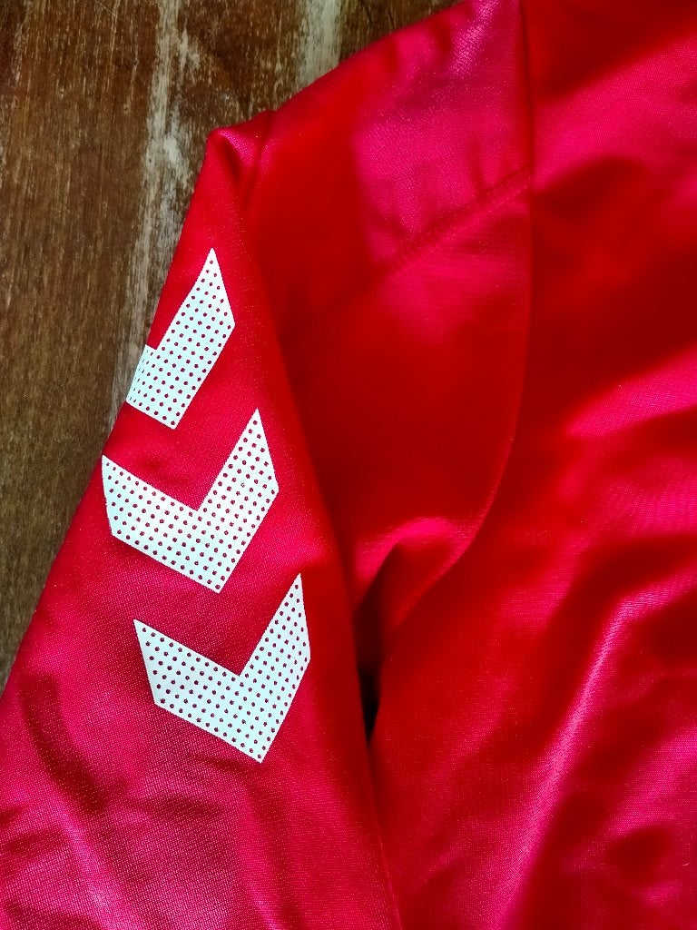 Rood Hummel trainingsjack in maat S. ZGAN, Kleding | Heren, Ophalen of Verzenden, Zo goed als nieuw, Voetbal, Rood