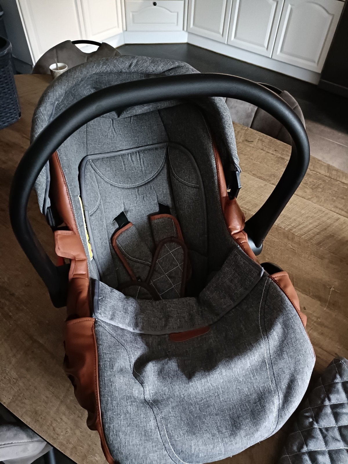 Moní baby autostoel - zo goed als nieuw, Ophalen of Verzenden