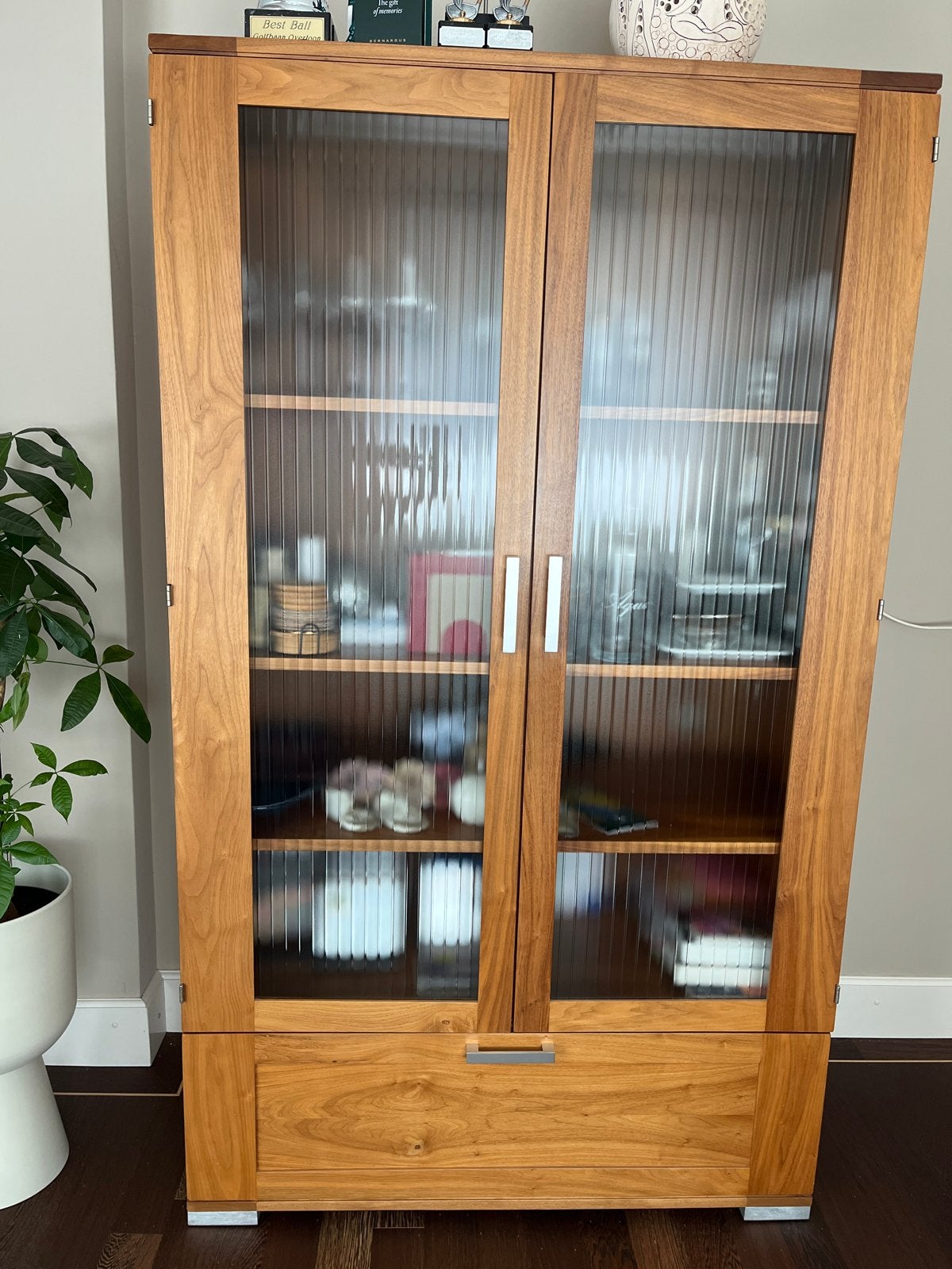 Houten vitrinekast met glazen deuren en lade (110x55x190), Ophalen, Gebruikt
