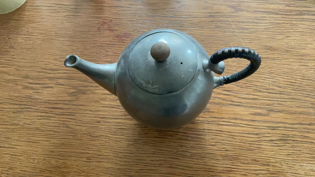 Antieke tinnen theepot met rieten handvat, Antiek en Kunst, Antiek | Tin, Ophalen of Verzenden