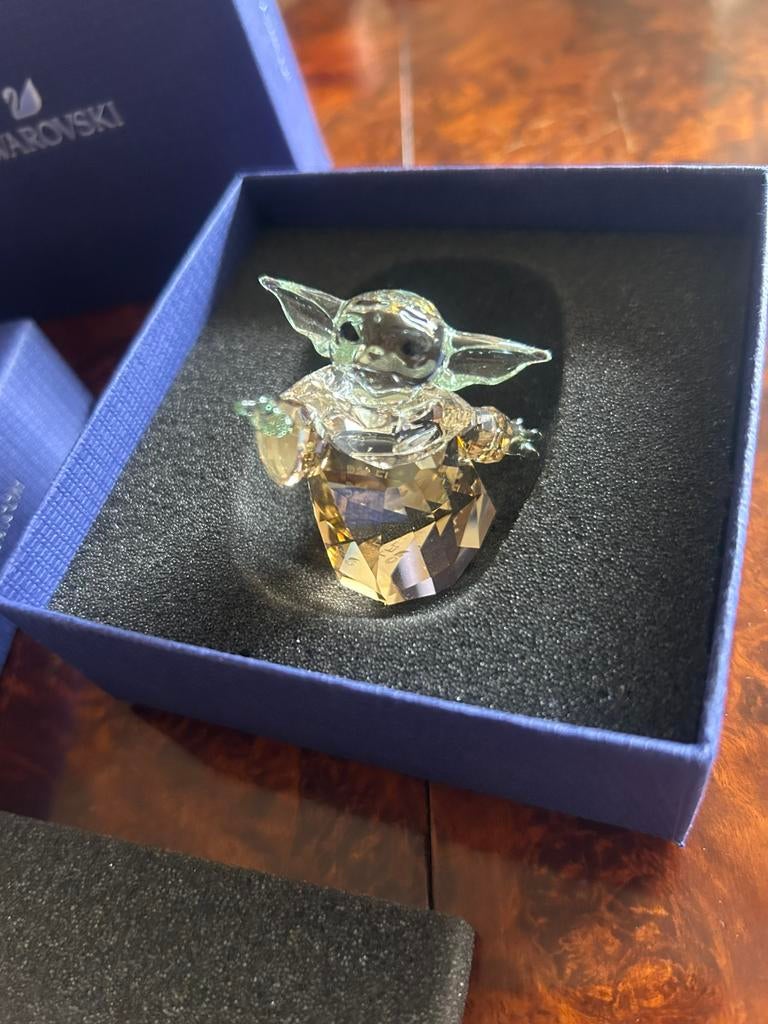 Baby yoda (mandalorian child) van swarovski, Ophalen, Zo goed als nieuw, Figuurtje