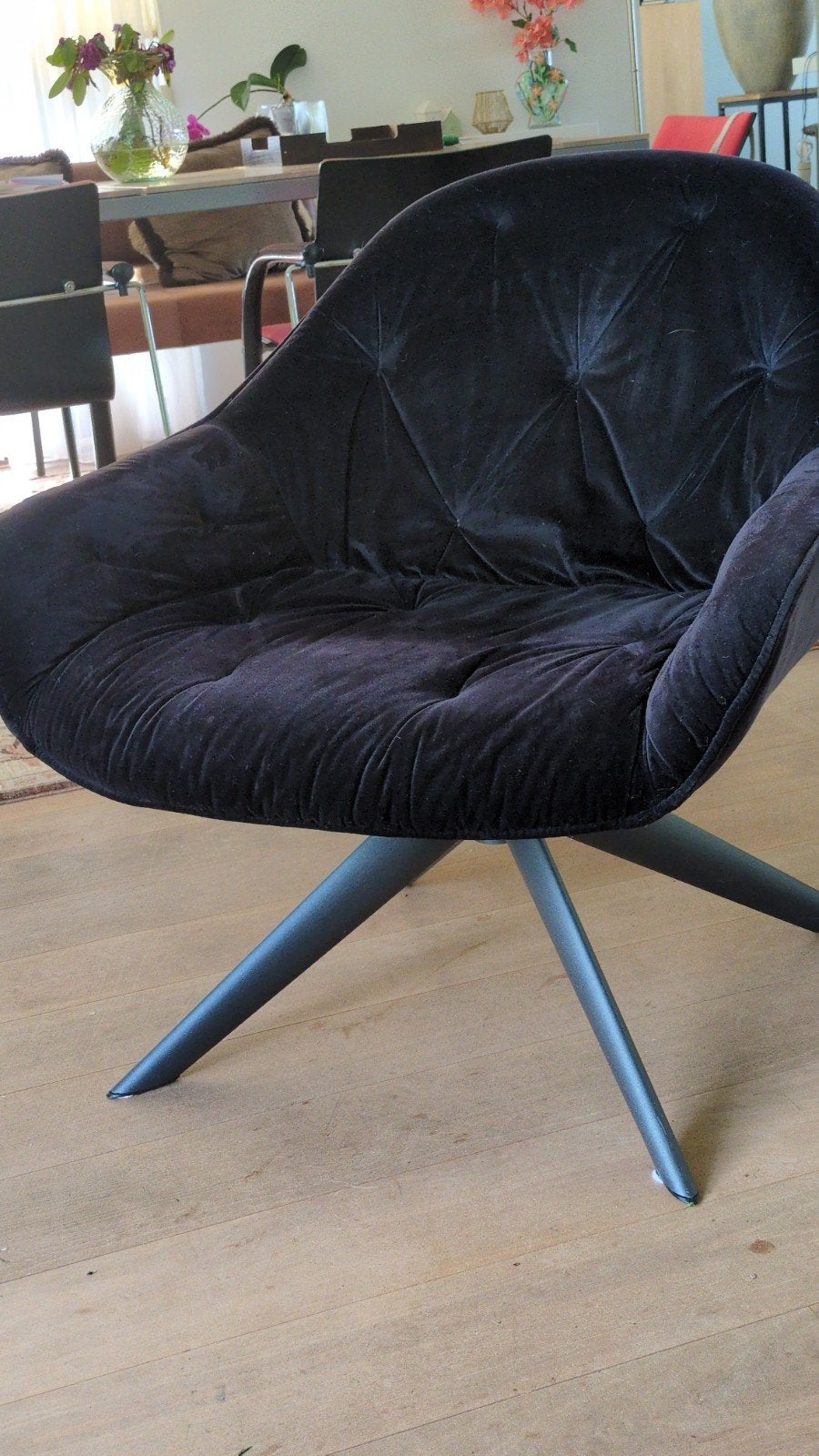 Comfortabele zwarte fauteuil met poef, Ophalen, Modern, Comfortabel, 75 tot 100 cm, Zo goed als nieuw