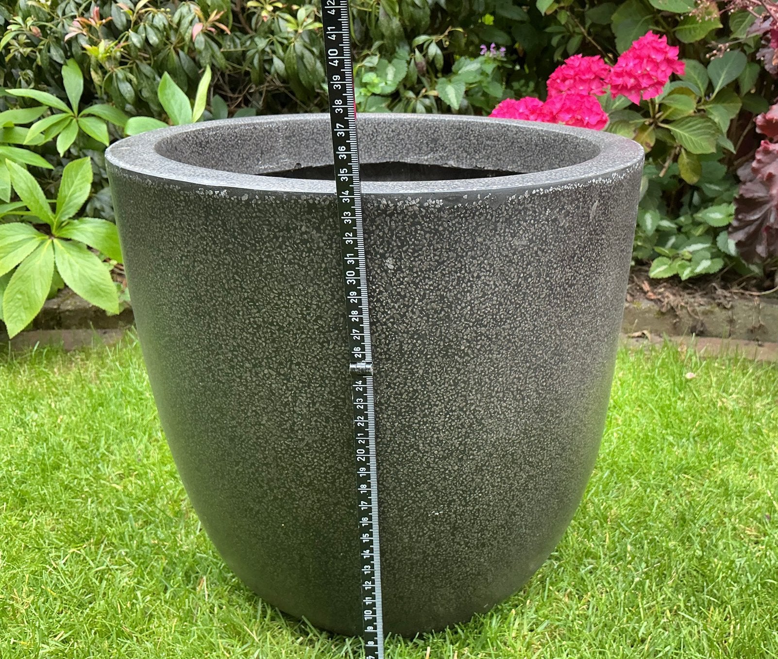 GROTE RONDE BLOEM / PLANTEN BAK / POT GRANIETLOOK KUNSTSTOF, Tuin en Terras, Bloembakken en Plantenbakken, Ophalen, Zo goed als nieuw
