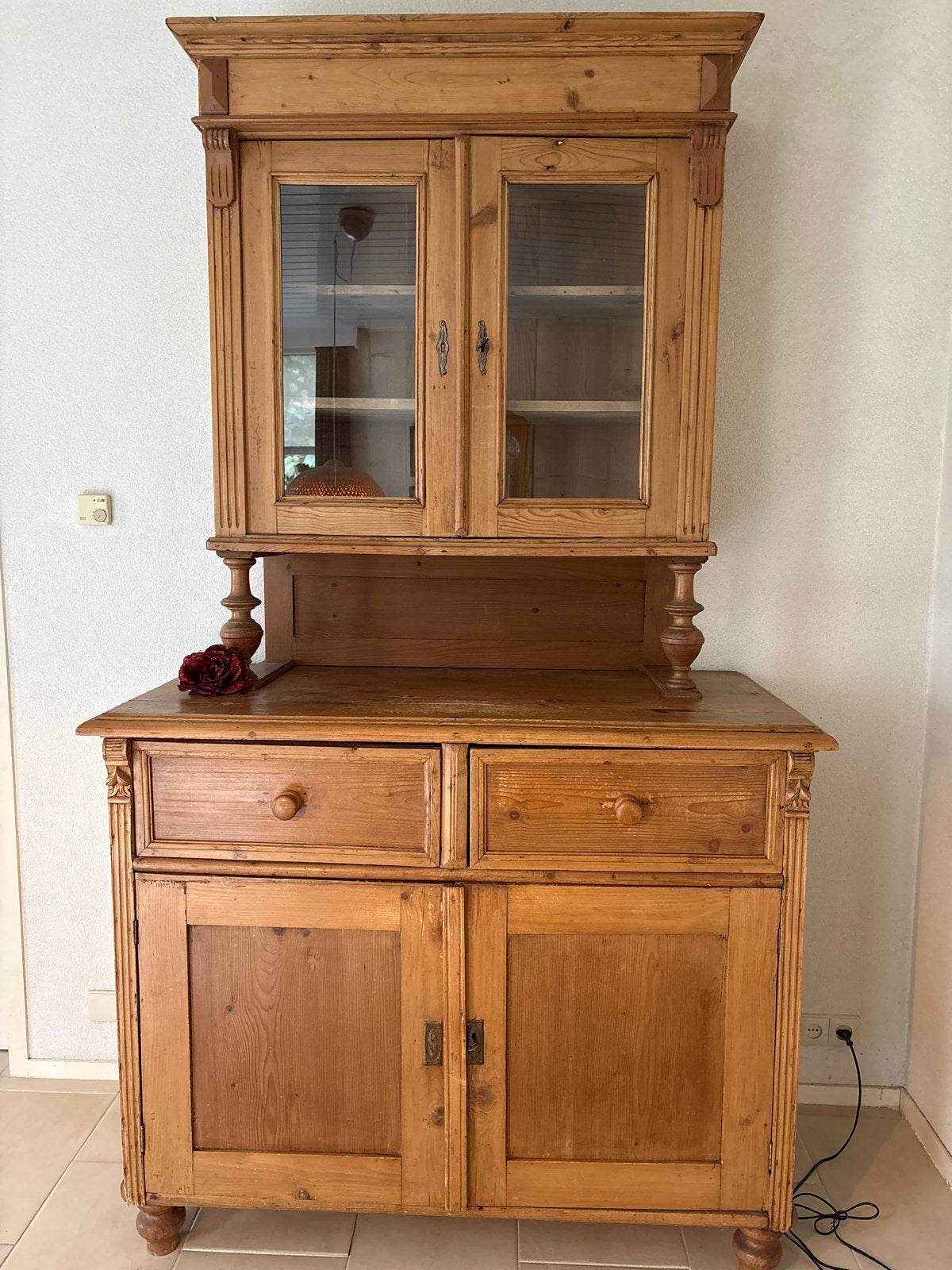 Antieke grenen buffetkast met vitrine en lades, Ophalen