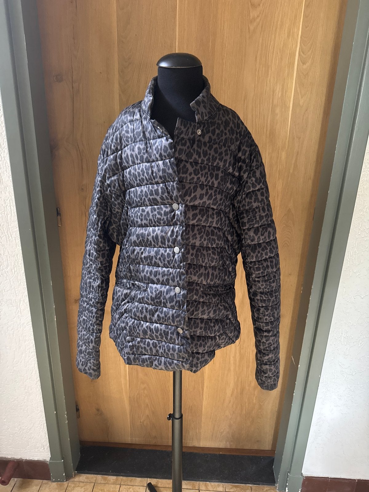 Ginatricot Leopard Print Puffer Jacket Maat 40, Ophalen, Zo goed als nieuw, Maat 38/40 (M), Zwart