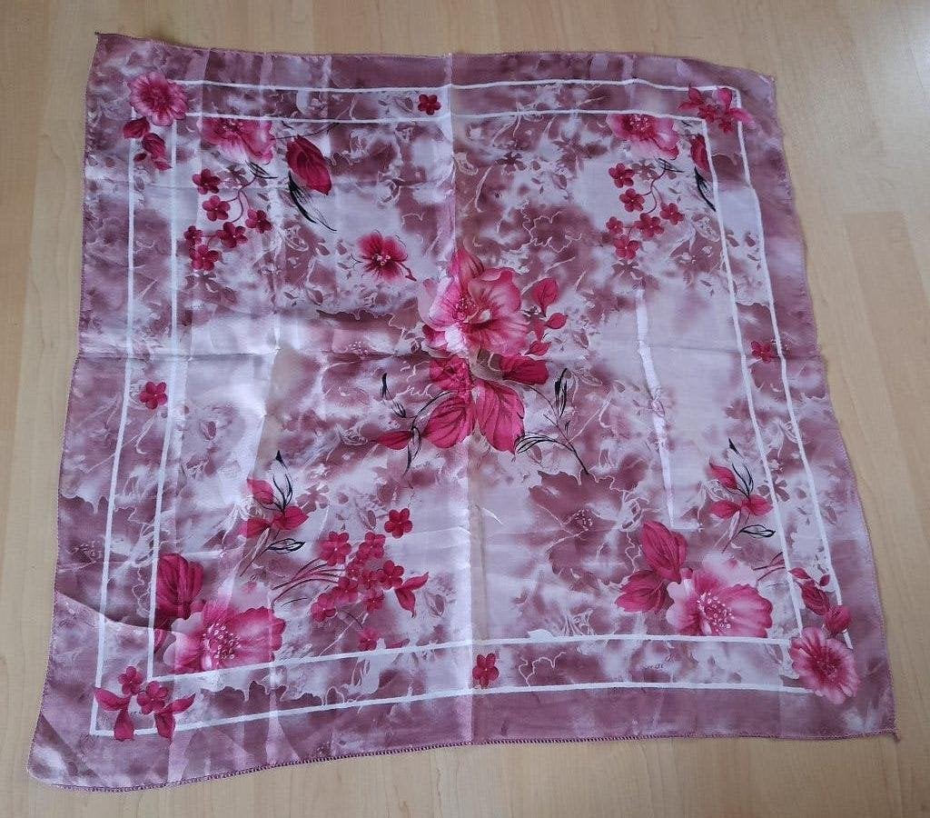 SJAAL met bloemen, Ophalen of Verzenden, Zo goed als nieuw, Maat 46/48 (XL) of groter, Sjaal
