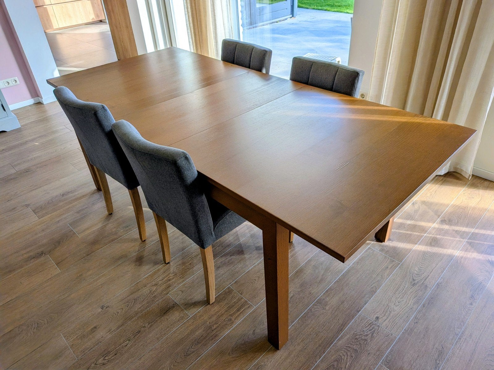 Uitschuifbare eettafel met 4 stoelen