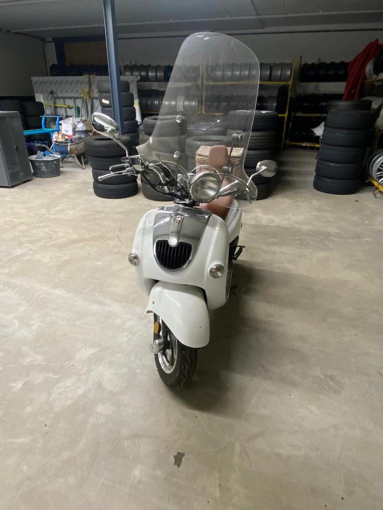 Stijlvolle Grande Retro Scooter - Wit met mandje, Overige merken, Gebruikt, Ophalen of Verzenden, Benzine