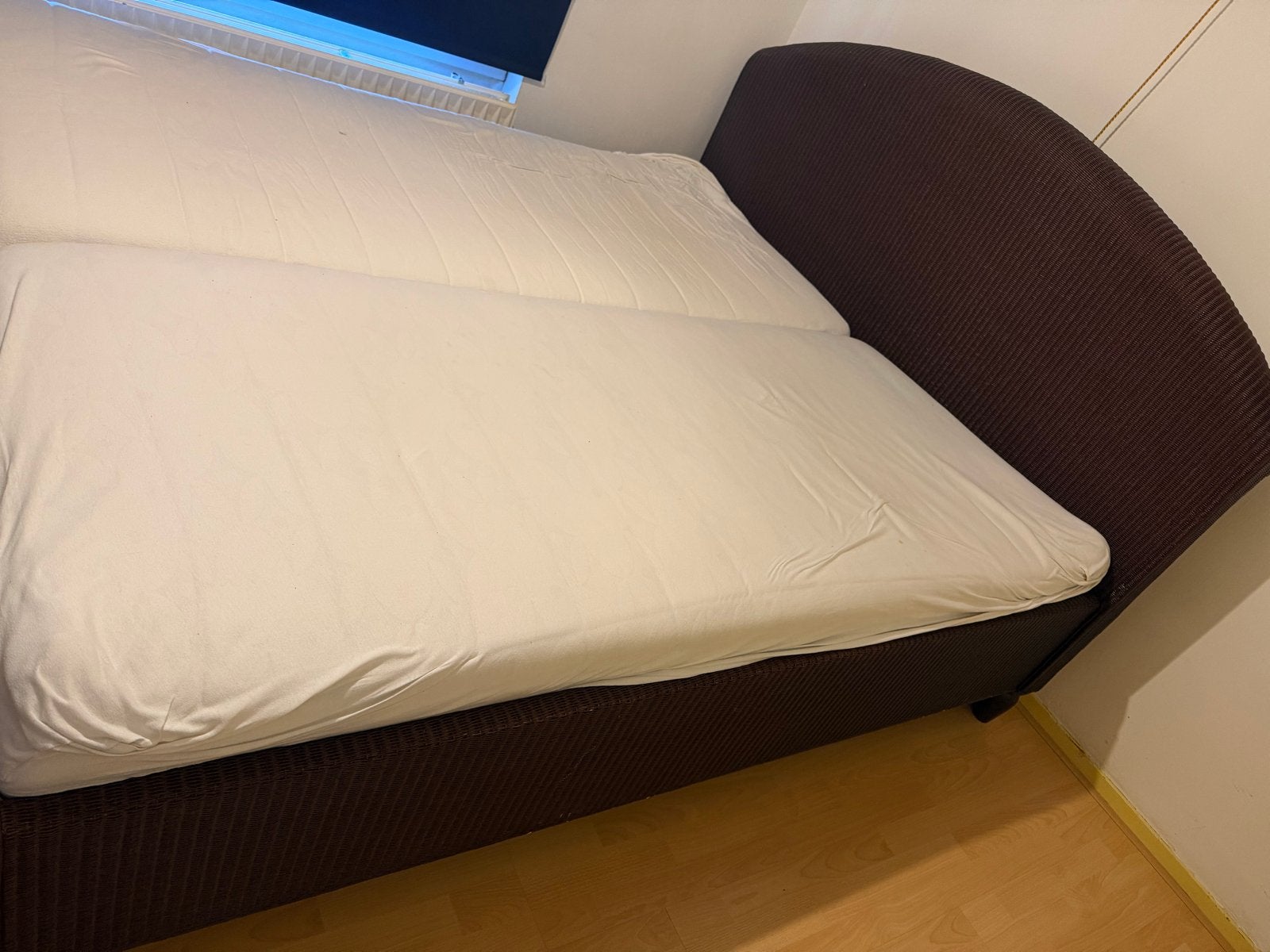 Donkerbruin rotan bed 180x200 met 2 matrassen, Ophalen, Overige materialen, Gebruikt, Bruin