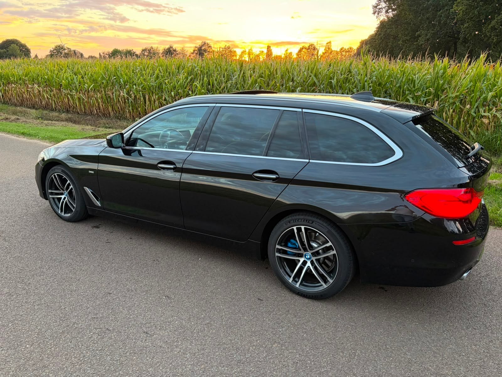 BMW 5-Serie Touring 520d Luxury Line | NL-Auto | Pano | HUD, Auto's, Achterwielaandrijving, 1995 cc, Zwart, 2000 kg