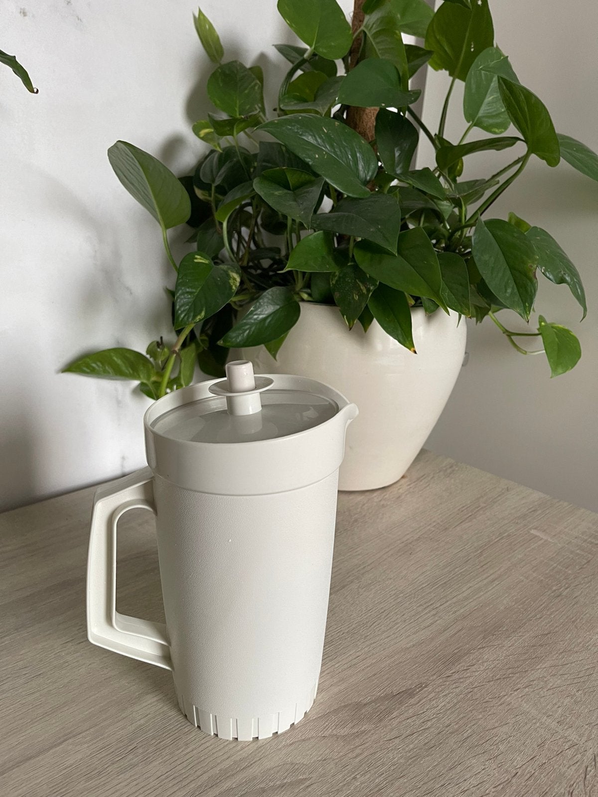 Witte Tupperware kan voor water/limonade/sap, Ophalen of Verzenden, Zo goed als nieuw, 1000 ml, Beker of Kan