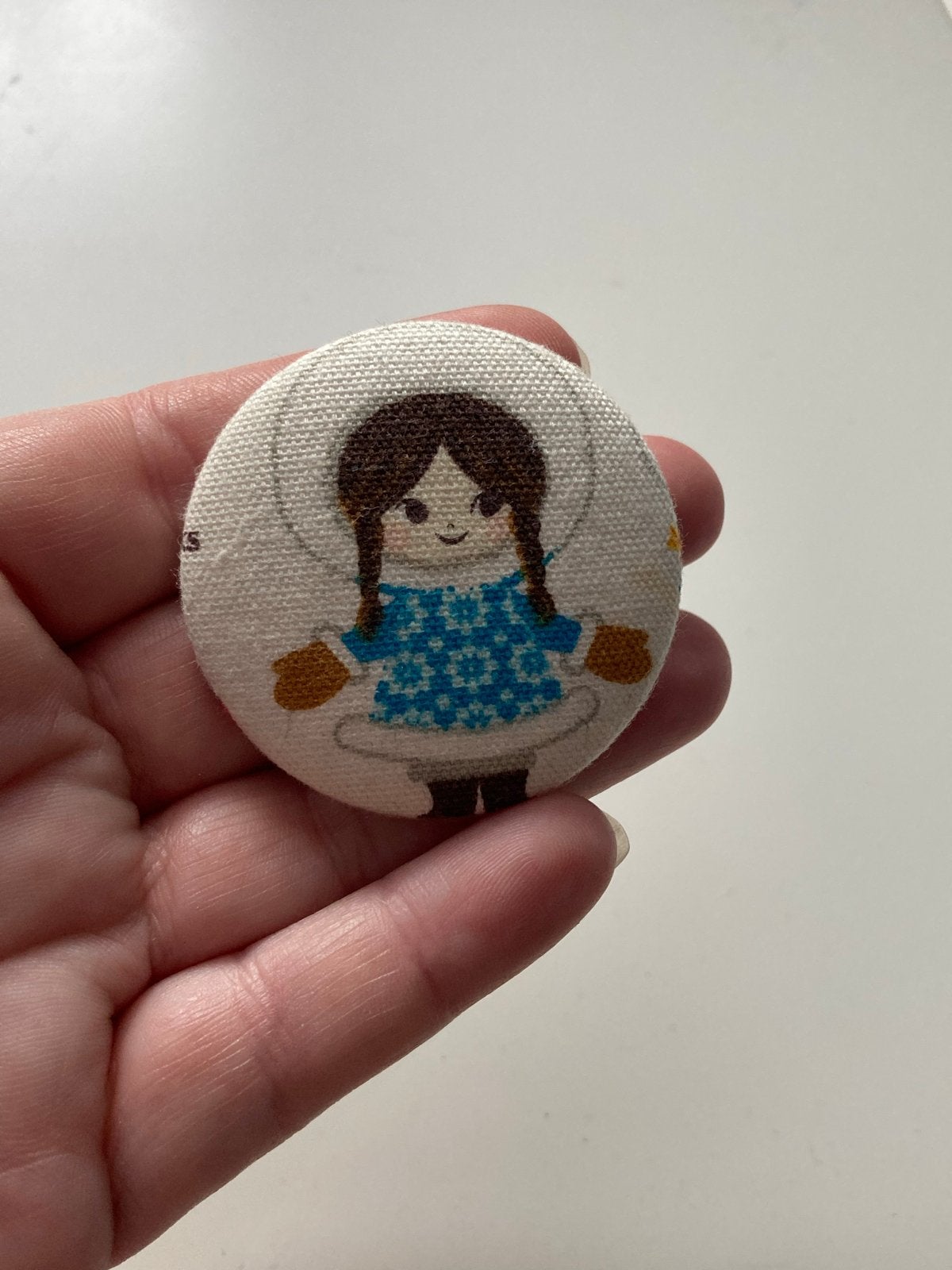 Vintage Button/Speldje Eskimo Meisje, Ophalen of Verzenden, Zo goed als nieuw