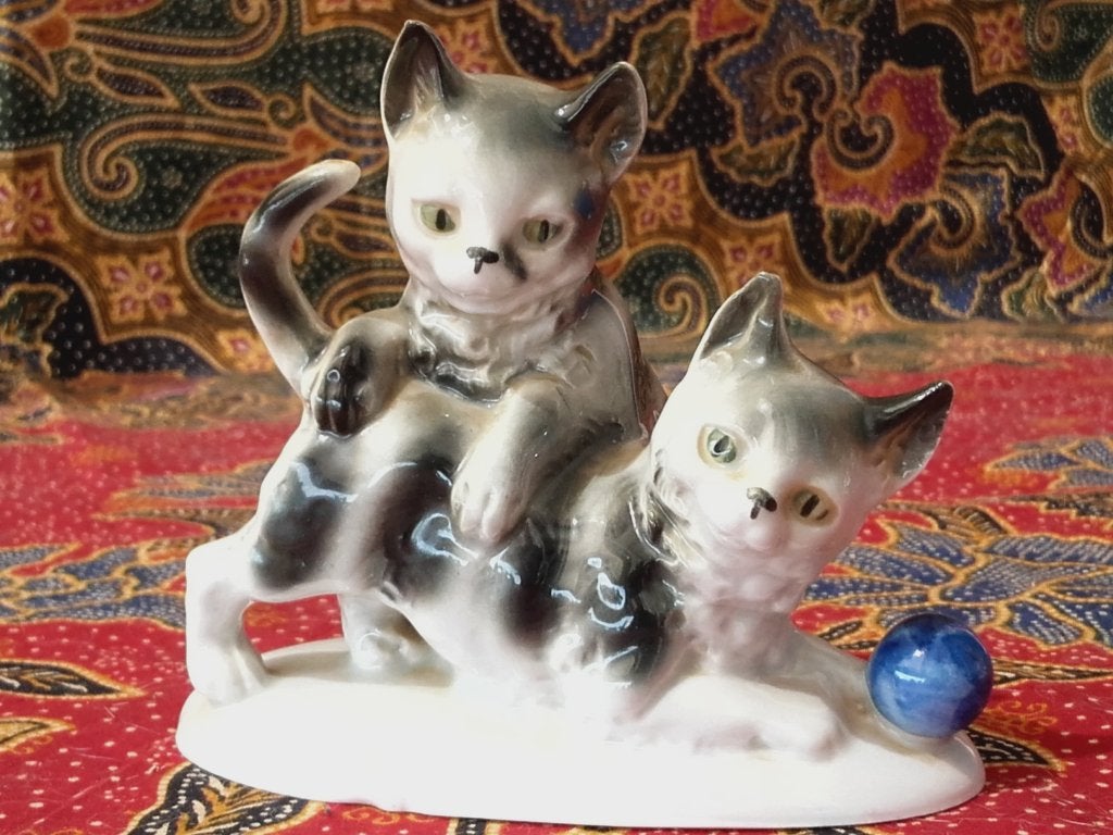 Spelende katten of poezen mooi oud beeldje uit Duitsland., Antiek en Kunst, Antiek | Porselein, Ophalen of Verzenden
