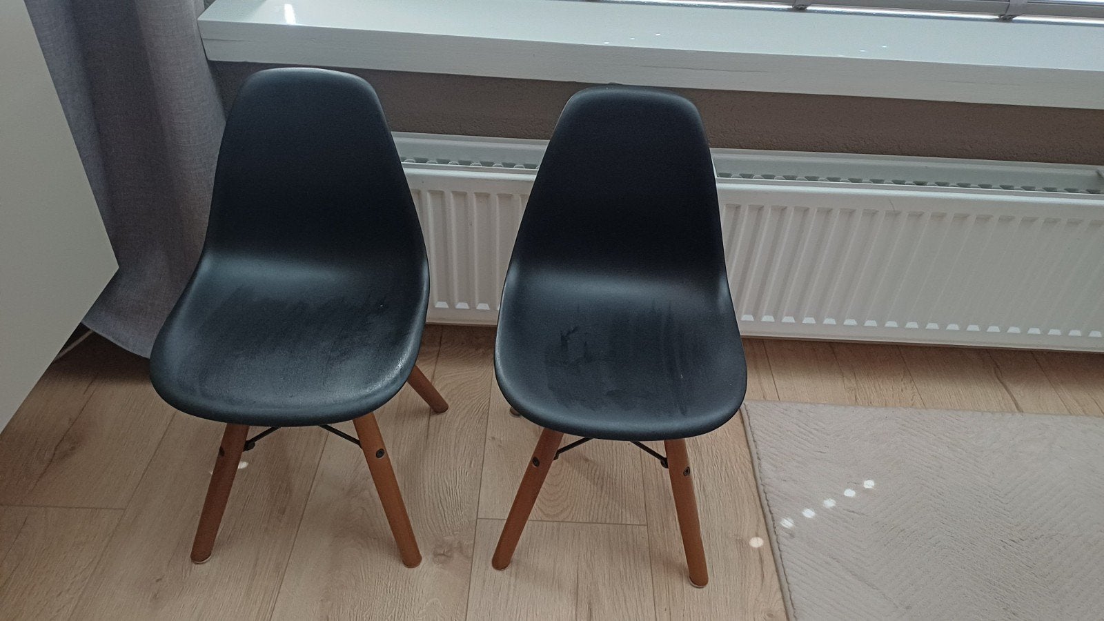 Kleine zwarte kinderstoeltjes, Ophalen, Gebruikt, Zwart, Twee
