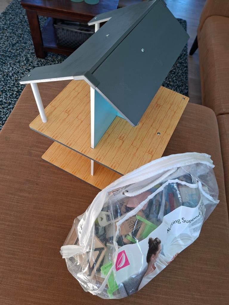 Modern Poppenhuis met Meubels en Poppetjes - Binnen & Buiten, Ophalen, Zo goed als nieuw, Poppenhuis