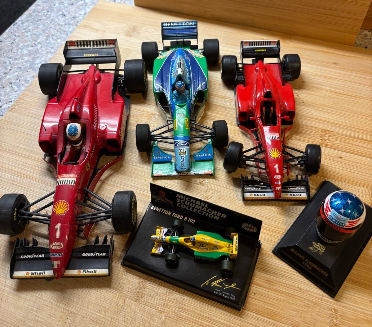 Collectie Michael Schumacher F1 modelauto's en helm, Hobby en Vrije tijd, Overige merken, Auto, Groter dan 1:32, Ophalen of Verzenden