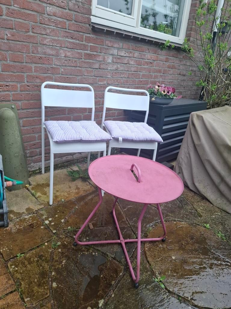 2 witte stoeltjes met kussentjes en roze tafeltje, Tuin en Terras, Tuinstoelen, Gebruikt, Metaal, Ophalen