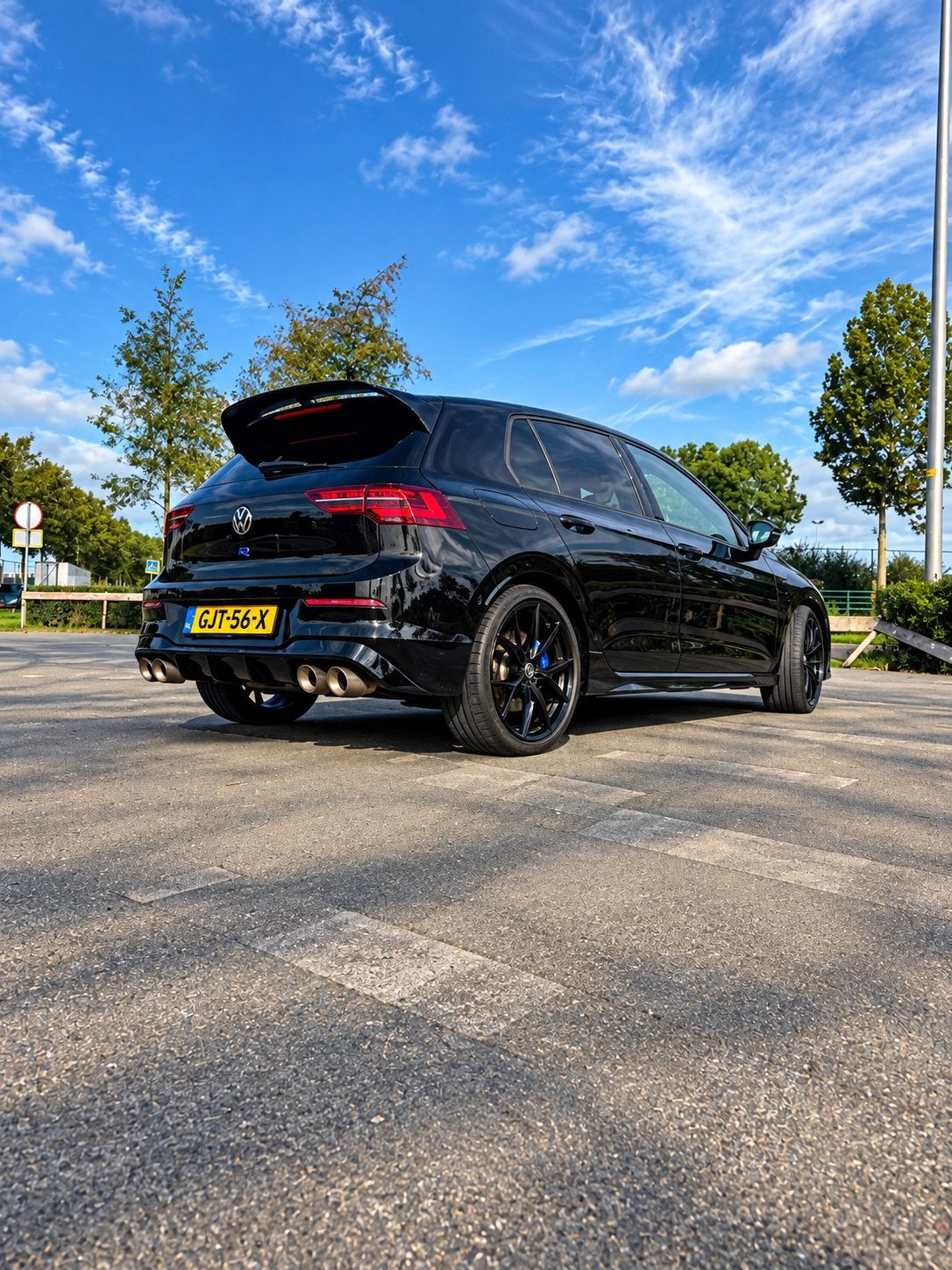 Volkswagen Golf 2.0 TSI 333pk 7-DSG 4MOTION 2023 Akra, Auto's, Automaat, Lichtsensor, Zwart, 4 cilinders
