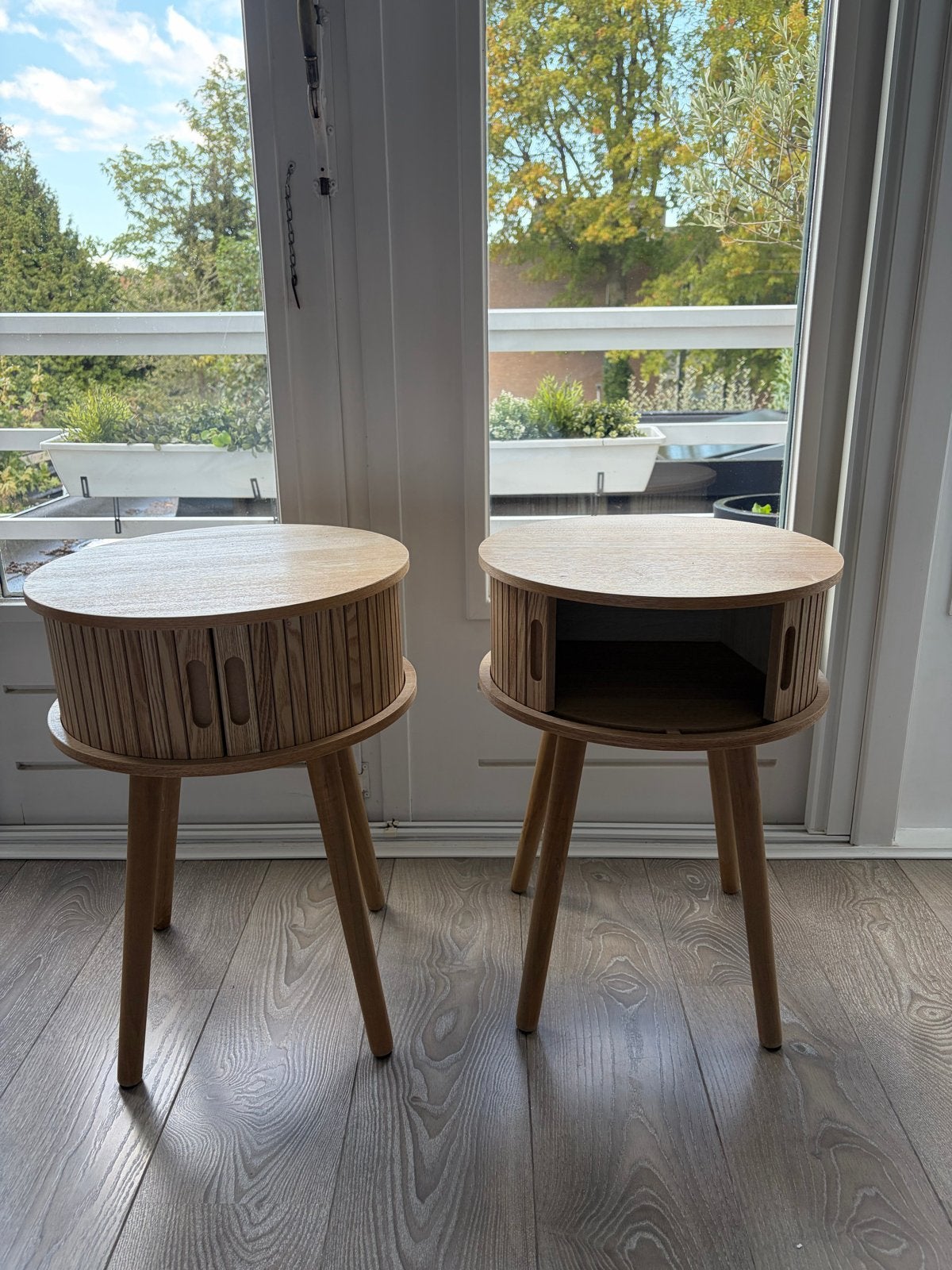Set van 2 houten tafeltjes/nachtkastjes met rolluikdeurtjes, Minder dan 55 cm, Rond, Zo goed als nieuw, Hout